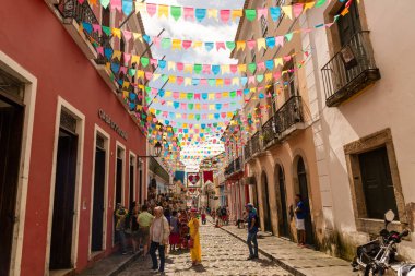 Salvador, Bahia, Brezilya - 16 Haziran 2022: Pelourinho sokakları Salvador, Bahia 'daki Sao Joao bayramı için renkli bayraklarla süslenmiştir..
