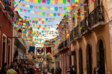 Salvador, Bahia, Brezilya - 16 Haziran 2022: Pelourinho sokakları Salvador, Bahia 'daki Sao Joao bayramı için renkli bayraklarla süslenmiştir..