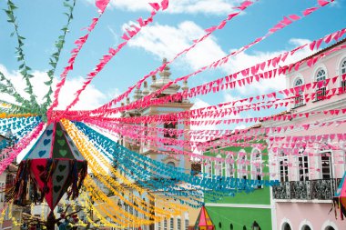 Salvador, Bahia, Brezilya - 16 Haziran 2022: Balon ve renkli bayraklar Salvador, Bahia 'daki Sao Joao ziyafeti için Pelourinho' yu süslüyor.