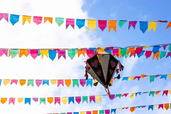 ブラジル バヒア州サルバドール2022年6月16日 バルーンと装飾旗は サルバドール市の歴史的中心部PelourinhoにあるSao Joaoの祭りの装飾に見られます — ストック写真