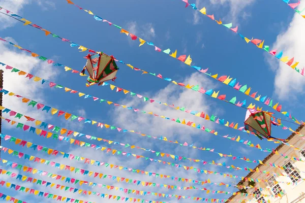 サルバドール バヒア ブラジル 2022年6月16日 バルーンとカラフルな旗は バヒアのサルバドールで サンパウロジョアオの饗宴のためにPelourinhoを飾ります — ストック写真