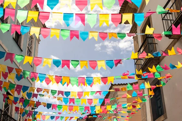 巴西巴伊亚州 萨尔瓦多市 2022年6月16日 巴伊亚州 巴伊亚州 圣若昂市 佩鲁林荷街装饰着五彩缤纷的国旗 — 图库照片