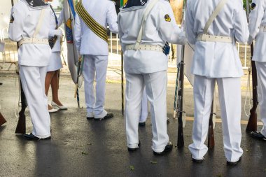 Salvador, Bahia, Brezilya - 07 Eylül 2022: Salvador, Bahia 'daki Brezilya Bağımsızlık Günü geçit töreninin başlamasını bekleyen donanma askerleri görülüyor.