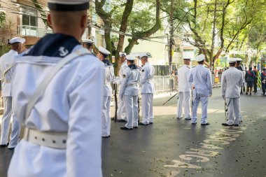 Salvador, Bahia, Brezilya - 07 Eylül 2022: Salvador, Bahia 'daki Brezilya Bağımsızlık Günü geçit töreninin başlamasını bekleyen donanma askerleri görülüyor.