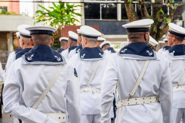 Salvador, Bahia, Brezilya - 07 Eylül 2022: Salvador, Bahia 'daki Brezilya Bağımsızlık Günü geçit töreninin başlamasını bekleyen donanma askerleri görülüyor.