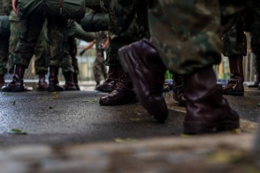 Salvador, Bahia, Brezilya - 07 Eylül 2022: Salvador, Bahia 'daki Brezilya Bağımsızlık Günü geçit töreninin başlamasını bekleyen ordu askerlerinin düşük görüşü.