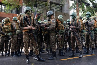 Salvador, Bahia, Brezilya - 07 Eylül 2022: Ordu askerleri Salvador, Bahia 'daki Brezilya Bağımsızlık Günü geçit töreninin başlamasını bekliyorlar.
