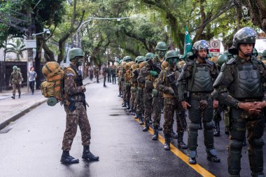 Salvador, Bahia, Brezilya - 07 Eylül 2022: Ordu askerleri teçhizatlı ve Salvador, Bahia 'daki Brezilya Bağımsızlık Günü geçit töreninin başlamasını bekliyorlar.