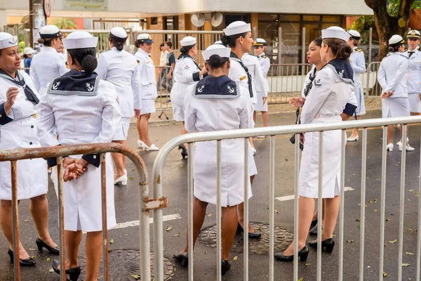 萨尔瓦多 巴西巴伊亚州 2022年9月7日 看到海军女兵在萨尔瓦多 巴伊亚州等待着巴西独立日游行的开始 — 图库照片