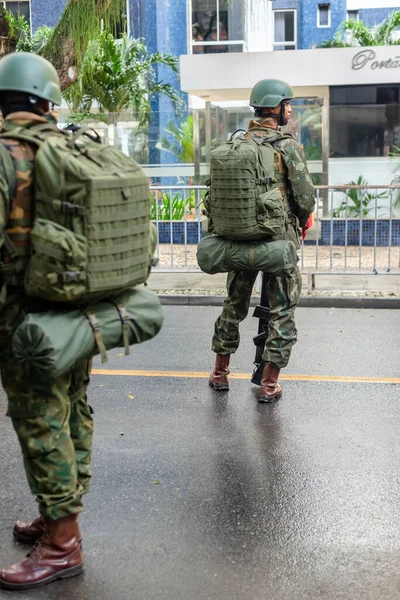 ブラジルのバヒア州サルバドール 2022年9月7日 ブラジル独立記念日パレードの開始を待っている軍の兵士が見られます — ストック写真