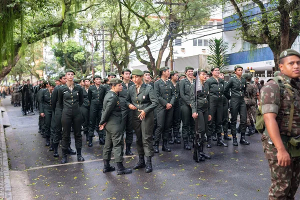 萨尔瓦多 巴西巴伊亚州 2022年9月7日 女兵站在那里等待巴西独立日游行在萨尔瓦多 巴伊亚州开始 — 图库照片