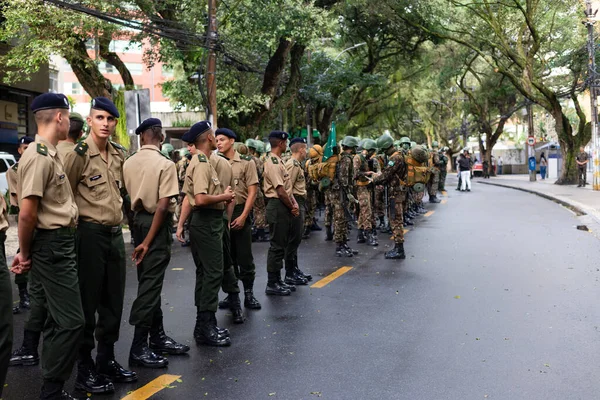 브라질 살바도르 2022 군인들 바히아 살바도르에서 브라질 독립기념일 시작되기를 기다리고 — 스톡 사진