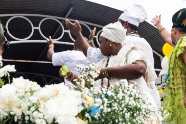 Santo Amaro, Bahia, Brezilya - 15 Mayıs 2022: Santo Amaro kentindeki Bembe do Mercado dini kutlamaları sırasında Candomble halkı görülüyor.