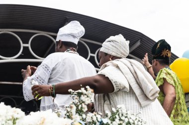 Santo Amaro, Bahia, Brezilya - 15 Mayıs 2022: Santo Amaro kentindeki Bembe do Mercado dini kutlamaları sırasında Candomble halkı görülüyor.