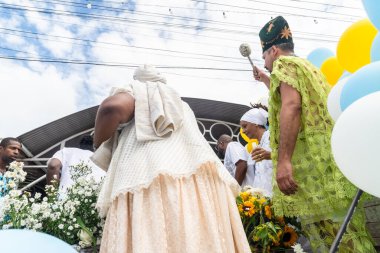 Santo Amaro, Bahia, Brezilya - 15 Mayıs 2022: Santo Amaro kentindeki Bembe do Mercado dini kutlamaları sırasında Candomble halkı görülüyor.