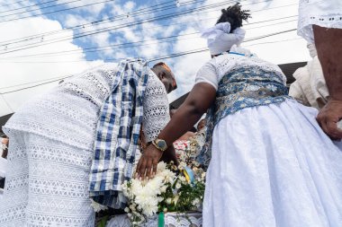 Santo Amaro, Bahia, Brezilya - 15 Mayıs 2022: Santo Amaro kentindeki Bembe do Mercado dini kutlamaları sırasında Candomble halkı görülüyor.