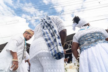 Santo Amaro, Bahia, Brezilya - 15 Mayıs 2022: Santo Amaro kentindeki Bembe do Mercado dini kutlamaları sırasında Candomble halkı görülüyor.