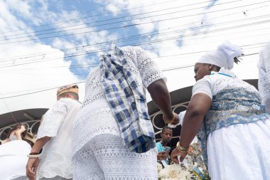 Santo Amaro, Bahia, Brezilya - 15 Mayıs 2022: Santo Amaro kentindeki Bembe do Mercado dini kutlamaları sırasında Candomble halkı görülüyor.