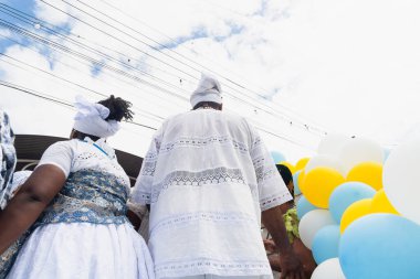 Santo Amaro, Bahia, Brezilya - 15 Mayıs 2022: Santo Amaro kentindeki Bembe do Mercado dini kutlamaları sırasında Candomble halkı görülüyor.