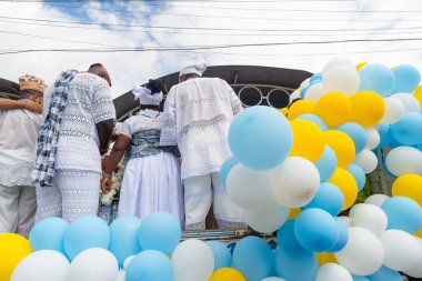 Santo Amaro, Bahia, Brezilya - 15 Mayıs 2022: Santo Amaro kentindeki Bembe do Mercado dini kutlamaları sırasında Candomble halkı görülüyor.