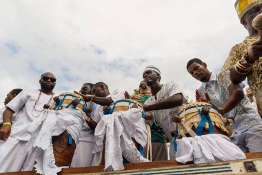 Santo Amaro, Bahia, Brezilya - 15 Mayıs 2022: Candomble üyeleri Santo Amaro, Bahia 'daki Bembe do Mercado dini şenlikleri sırasında çalıp şarkı söylerken görülüyor.