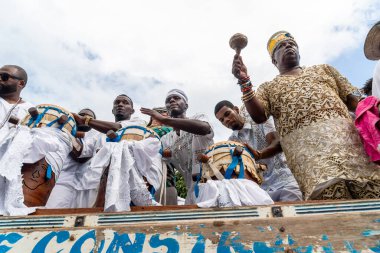 Santo Amaro, Bahia, Brezilya - 15 Mayıs 2022: Candomble üyeleri Santo Amaro, Bahia 'daki Bembe do Mercado dini şenlikleri sırasında çalıp şarkı söylerken görülüyor.