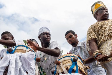 Santo Amaro, Bahia, Brezilya - 15 Mayıs 2022: Candomble üyeleri Santo Amaro, Bahia 'daki Bembe do Mercado dini şenlikleri sırasında çalıp şarkı söylerken görülüyor.