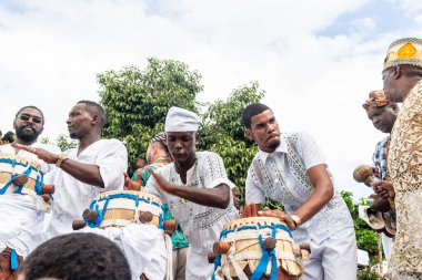 Santo Amaro, Bahia, Brezilya - 15 Mayıs 2022: Candomble üyeleri Santo Amaro, Bahia 'daki Bembe do Mercado dini şenlikleri sırasında çalıp şarkı söylerken görülüyor.
