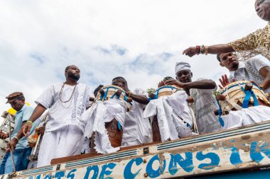 Santo Amaro, Bahia, Brezilya - 15 Mayıs 2022: Candomble üyeleri Santo Amaro, Bahia 'daki Bembe do Mercado dini şenlikleri sırasında çalıp şarkı söylerken görülüyor.