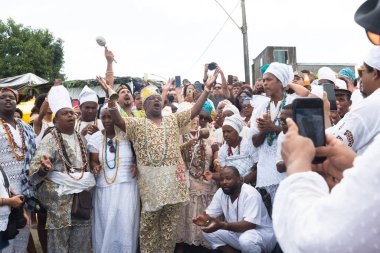 Santo Amaro, Bahia, Brezilya - 15 Mayıs 2022: Candomble halkı Santo Amaro kentindeki Bembe do Mercado kutlamaları sırasında Itapema plajının kenarında ayinler düzenliyor.