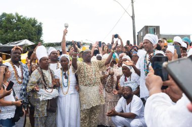 Santo Amaro, Bahia, Brezilya - 15 Mayıs 2022: Candomble halkı Santo Amaro kentindeki Bembe do Mercado kutlamaları sırasında Itapema plajının kenarında ayinler düzenliyor.