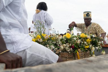 Santo Amaro, Bahia, Brezilya - 15 Mayıs 2022: Bembe do Mercado kutlamaları sırasında Iemanja 'ya adak taşıyan Candomble halkı. Itapema Plajı, Santo Amaro.