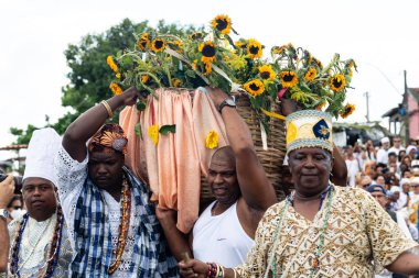 Santo Amaro, Bahia, Brezilya - 15 Mayıs 2022: Candomble üyeleri Bembe do Mercado kutlamaları sırasında Yemanja 'ya adak taşıyorlar. Itapema Plajı, Santo Amaro.