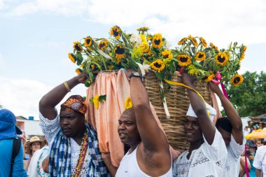 Santo Amaro, Bahia, Brezilya - 15 Mayıs 2022: Candomble üyeleri Bembe do Mercado kutlamaları sırasında Yemanja 'ya adak taşıyorlar. Itapema Plajı, Santo Amaro.