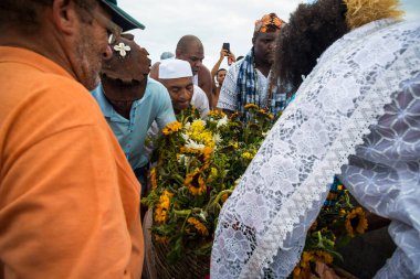 Santo Amaro, Bahia, Brezilya - 15 Mayıs 2022: Candomble üyeleri, Santo Amaro 'daki Bembe do Mercado kutlamaları sırasında Iemanja' ya Itapema plajında hediyeler verirken görülüyor.