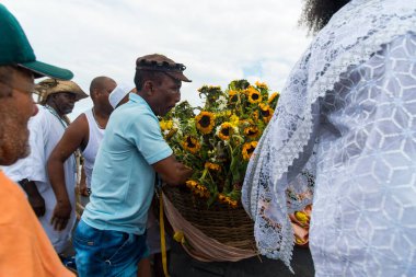 Santo Amaro, Bahia, Brezilya - 15 Mayıs 2022: Candomble üyeleri, Santo Amaro 'daki Bembe do Mercado kutlamaları sırasında Iemanja' ya Itapema plajında hediyeler verirken görülüyor.