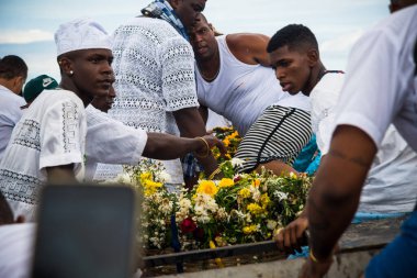 Santo Amaro, Bahia, Brezilya - 15 Mayıs 2022: Candomble üyeleri, Santo Amaro 'daki Bembe do Mercado kutlamaları sırasında Iemanja' ya Itapema plajında hediyeler verirken görülüyor.