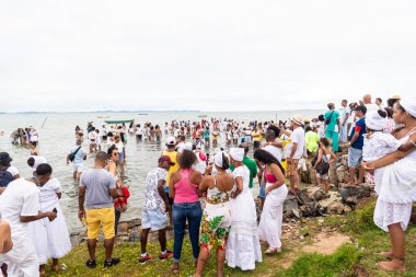 Santo Amaro, Bahia, Brezilya - 15 Mayıs 2022: Santo Amaro kentindeki Bembe do Mercado kutlamaları sırasında yüzlerce Candomble üyesi Itapema plajında görüldü.