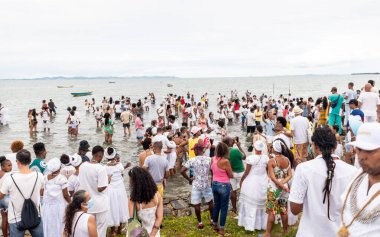 Santo Amaro, Bahia, Brezilya - 15 Mayıs 2022: Santo Amaro kentindeki Bembe do Mercado kutlamaları sırasında yüzlerce Candomble üyesi Itapema plajında görüldü.