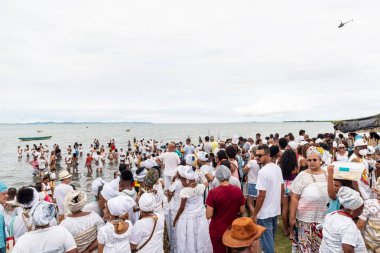 Santo Amaro, Bahia, Brezilya - 15 Mayıs 2022: Santo Amaro kentindeki Bembe do Mercado kutlamaları sırasında yüzlerce Candomble üyesi Itapema plajında görüldü.