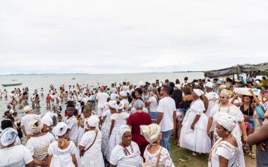 Santo Amaro, Bahia, Brezilya - 15 Mayıs 2022: Santo Amaro kentindeki Bembe do Mercado kutlamaları sırasında yüzlerce Candomble üyesi Itapema plajında görüldü.