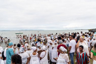Santo Amaro, Bahia, Brezilya - 15 Mayıs 2022: Santo Amaro kentindeki Bembe do Mercado kutlamaları sırasında yüzlerce Candomble üyesi Itapema plajında görüldü.