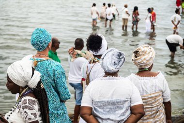 Santo Amaro, Bahia, Brezilya - 15 Mayıs 2022: Santo Amaro kentindeki Bembe do Mercado kutlamaları sırasında Candomble üyeleri Itapema plajında görüldü.