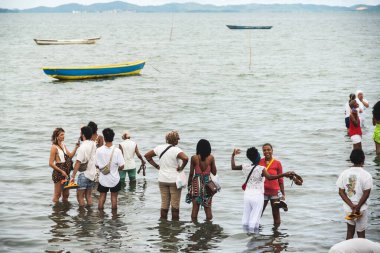 Santo Amaro, Bahia, Brezilya - 15 Mayıs 2022: Santo Amaro kentindeki Bembe do Mercado kutlamaları sırasında Candomble üyeleri Itapema plajında görüldü.