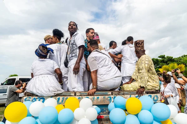Santo Amaro, Bahia, Brezilya - 15 Mayıs 2022: Candomble taraftarlarının Santo Amaro 'daki Bembe do Mercado dini kutlamaları için Itapema plajına geldiği görüldü.