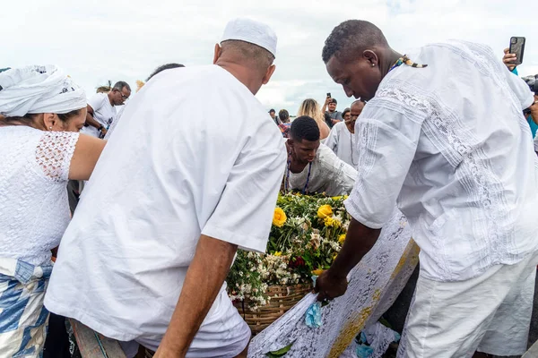 Santo Amaro, Bahia, Brezilya - 15 Mayıs 2022: Bembe do Mercado kutlamaları sırasında Iemanja 'ya adak taşıyan Candomble halkı. Itapema Plajı, Santo Amaro.