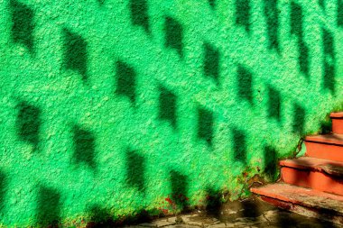 Valenca, Bahia 'daki Sao Joao festivalinin dekoratif bayraklarındaki evlerin gölgesi..