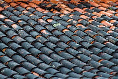 Yerleşik çatı kiremitleri dokusu. düzenli simetri