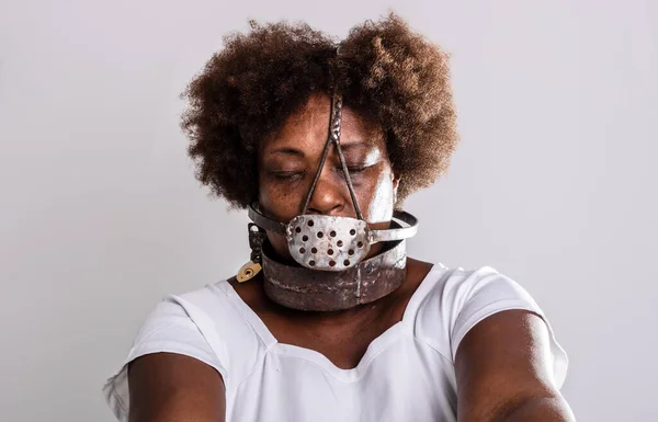 Портрет Чорної Жінки Залізною Маскою Рабства Прикриває Рот Студійне Відтворення — стокове фото