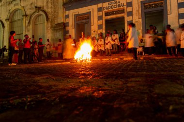 Valenca, Bahia, Brezilya - 08 Nisan 2023: Katolik inananlar cumartesi gecesi Noel Baba şenlik ateşinin etrafındalar. Valenca, Bahia 'da kutsal bir hafta.
